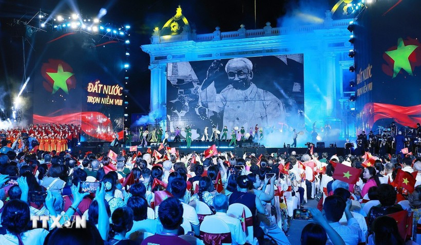 Chương trình nghệ thuật 'Hà Nội-Từ mùa Thu lịch sử năm 1945. (Ảnh: Dương Giang/TTXVN)