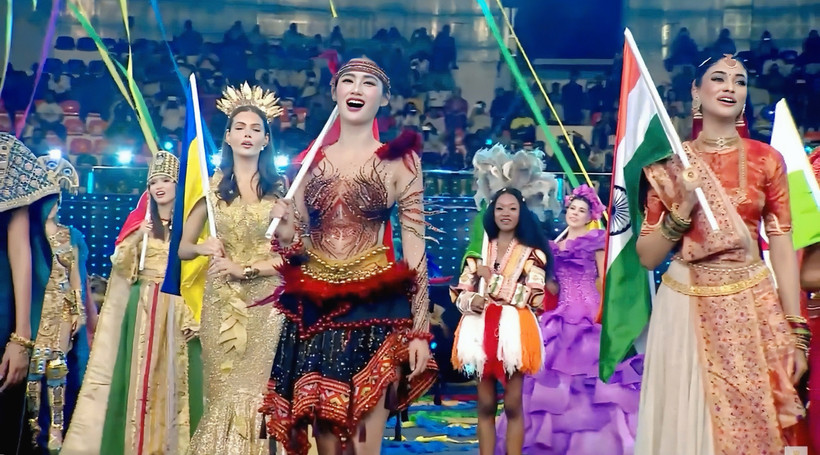 Hoa hậu Ý Nhi diện trang phục “Vũ điệu đại ngàn,” lấy cảm hứng từ vùng núi rừng Tây Nguyên. (Ảnh: CTV)