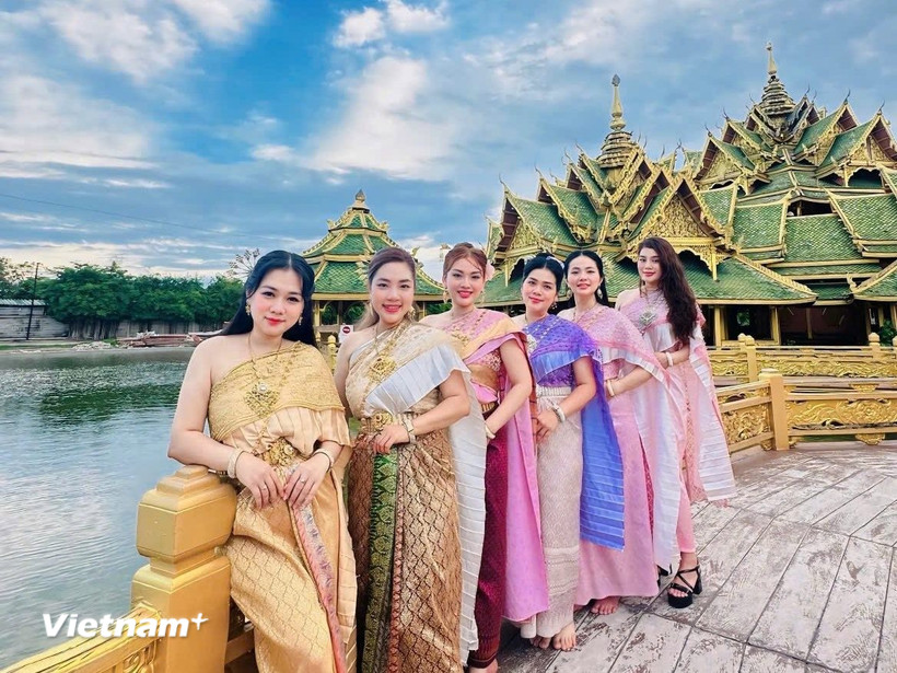 Du khách Việt trải nghiệm trang phục truyền thống Thái Lan trên hành trình khám phá nước bạn. (Ảnh: CTV/Vietnam+)