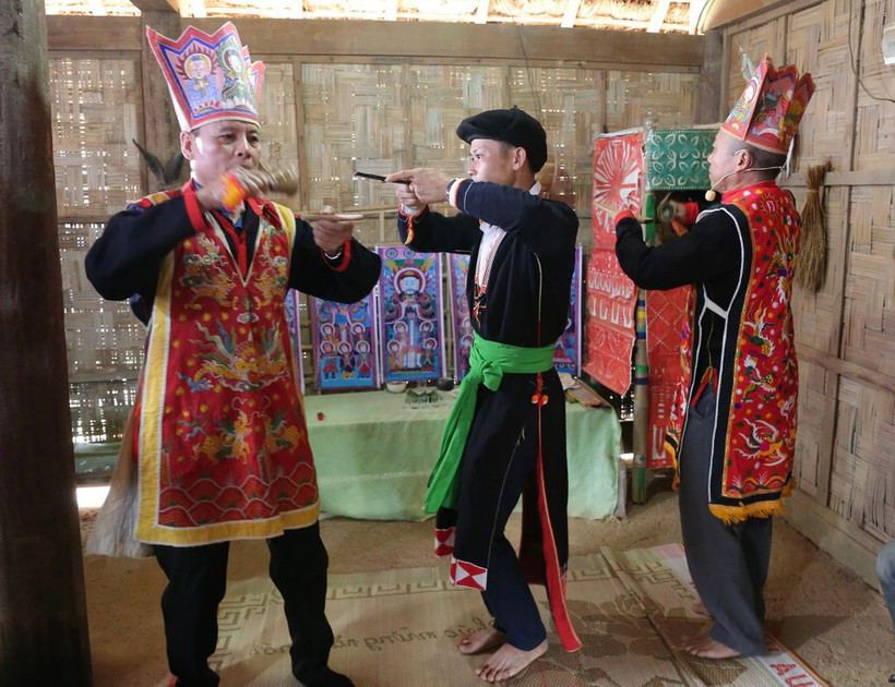 Tái hiện nghi lễ Cấp sắc của người Dao. (Ảnh: Diễm Hằng/Vietnam+)