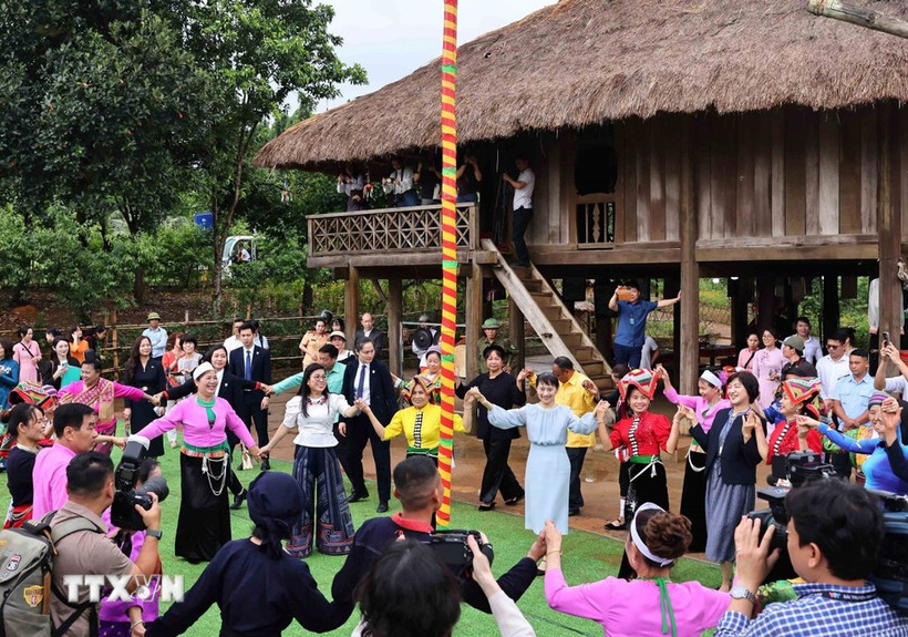 Bà Lê Thị Bích Trân, phu nhân Thủ tướng Phạm Minh Chính và bà Ishiba Yoshiko, Phu nhân Thủ tướng Nhật Bản đến thăm Làng Văn hóa-Du lịch các dân tộc Việt Nam, ngày 28/4 vừa qua. (Ảnh: TTXVN)