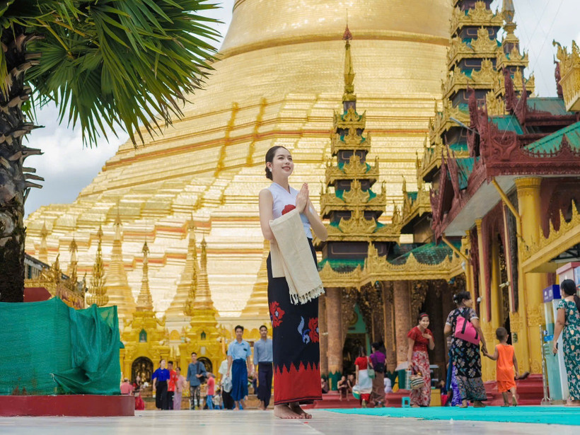 Thanh Thủy diện trang phục truyền thống Myanmar trong chuyến thăm Shwedagon Pagoda. (Ảnh: CTV/Vietnam+)