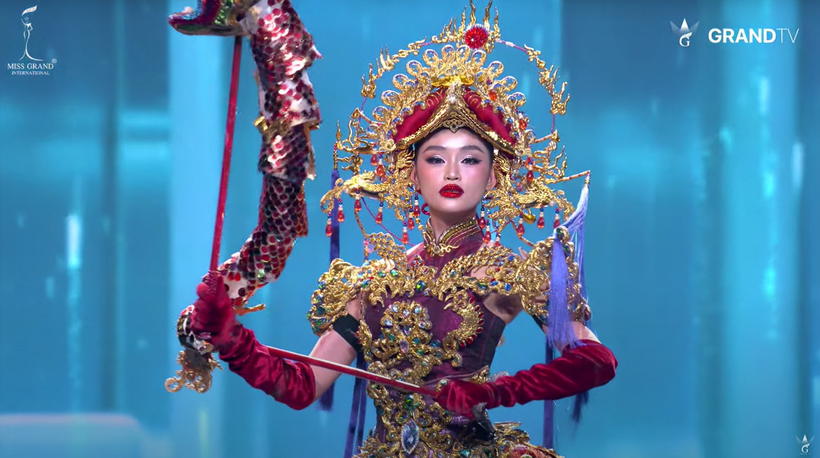 Yến Nhi diện trang phục lấy cảm hứng từ nghệ thuật múa rối nước trên sàn diễn Miss Grand International 2025. 