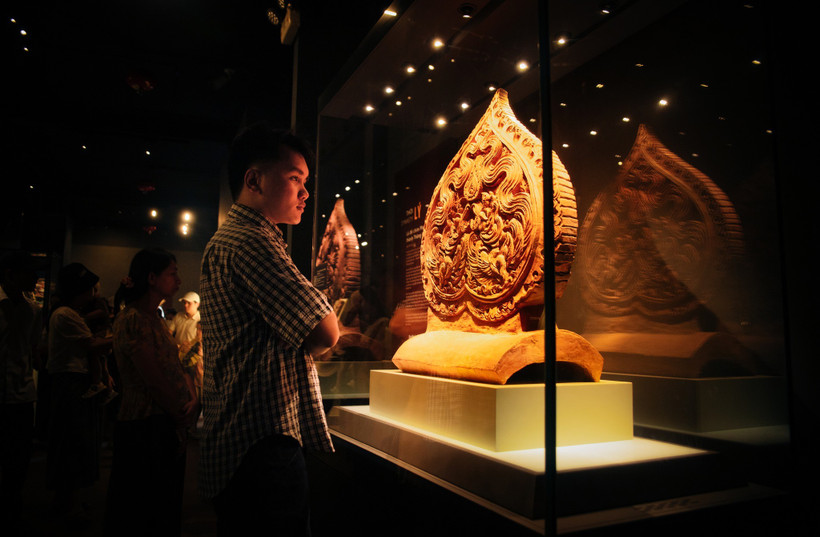 Giới trẻ ngày nay cũng dành nhiều sự quan tâm tới các di tích lịch sử. (Ảnh: Vương Công Nam/Vietnam+)