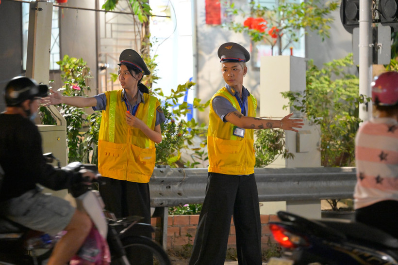 Điều khiến Thùy Tiên và WEAN áp lực nhất là điều tiết giao thông đông đúc trước thời điểm hạ barie. (Ảnh: CTV/Vietnam+)