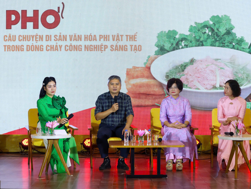 Tọa đàm bàn tròn trong khuôn khổ sự kiện dành cho các nhà nghiên cứu, nghệ nhân, chuyên gia ẩm thực, các doanh nghiệp và nhà quản lý. (Ảnh: CTV/Vietnam+)