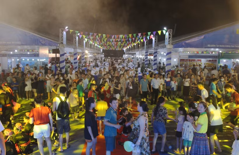 Liên hoan Ẩm thực Quảng Ninh luôn thu hút đông đảo du khách tham gia trải nghiệm. (Nguồn: Cổng Thông tin Điện tử tỉnh Quảng Ninh)