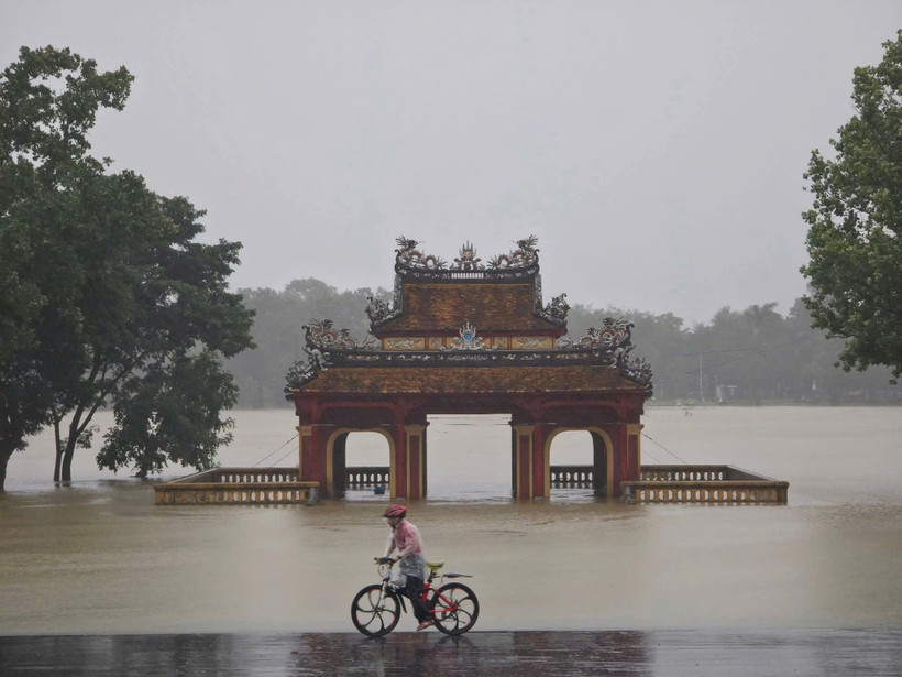 Di tích ở Huế chìm trong biển nước. (Ảnh: Nguyễn Phong)