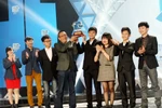 Nhà báo Lại Văn Sâm trao giải Nhất cho nhóm Grepgame. (Ảnh: T.H/Vietnam+)