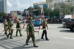 [Photo] TP.HCM tháo dỡ chốt chặn, người dân thận trọng ra đường