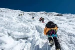 Đỉnh Everest đón các nhà leo núi nước ngoài đầu tiên sau 1 năm
