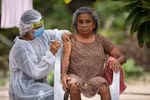 Người dân được tiêm phòng vaccine ngừa COVID-19 gần Manaus, bang Amazonas, Brazil ngày 9/2/2021. (Ảnh: AFP/TTXVN)