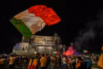 [Video] Cổ động viên Italy đổ ra đường ăn mứng chức vô địch EURO 2020