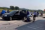 Hai nữ sinh đi xe máy tử vong sau khi va chạm với xe khách