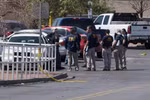 Cảnh sát điều tra tại hiện trường vụ xả súng ở El Paso, bang Texas, Mỹ, ngày 4/8/2019. (Ảnh: AFP/ TTXVN)
