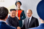 Tổng thống Nga Vladimir Putin (phải) trong cuộc gặp nhà lãnh đạo Triều Tiên Kim Jong-un (thứ 2, trái) tại Trường Đại học Liên bang Viễn Đông ngày 25/4/2019. (Ảnh: AFP/TTXVN) 