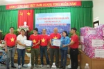 Đại diện đơn vị ủng hộ bàn giao quà tặng cho đoàn công tác của Hiệp hội Hoa Đà Lạt đi Trường Sa. (Ảnh: Nguyễn Dũng/TTXVN)