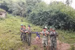 Vận chuyển, tập kết số bom, mìn đến điểm hủy nổ tại tỉnh An Giang. (Ảnh: Thanh Sang/TTXVN)