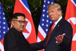 Tổng thống Mỹ Donald Trump (phải) và nhà lãnh đạo Triều Tiên Kim Jong-un tại hội nghị thượng đỉnh ở Singapore ngày 12/6/2018. (Ảnh: AFP/TTXVN)