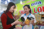 Ngày càng nhiều người tiêu dùng lựa chọn dùng hàng Việt Nam chất lượng cao. (Ảnh: Phạm Cường/TTXVN)