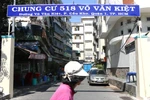 Chung cư 518 Võ Văn Kiệt bị nghiêng lún, mất an toàn cho cư dân. (Ảnh: Trần Xuân Tình/TTXVN)