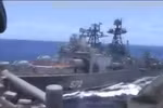 Tàu ngầm Admiral Vinogradov (572) của Nga di chuyển gần tàu Chancellorsville của Mỹ. (Ảnh: AFP/TTXVN)