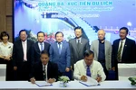Hiệp hội Du lịch Hải Phòng và Hiệp hội Du lịch Cần Thơ ký kết hợp tác phát triển du lịch. (Ảnh: Minh Thu/TTXVN)