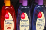 [Video] Ấn Độ tìm thấy chất độc trong dầu gội trẻ em Johnson&Johnson