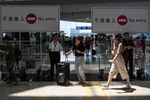Hành khách làm thủ tục tại sân bay quốc tế Hong Kong ngày 14/8. (Ảnh: AFP/TTXVN)