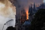 Lửa khói bốc lên dữ dội trên nóc nhà thờ Đức Bà ở Paris, Pháp ngày 15/4/2019. (Ảnh: AFP/TTXVN) 