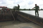 Tình trạng khai thác cát trái phép trên sông Bồ, sông Hương khiến người dân hết sức bức xúc. (Ảnh: Sỹ Tuyên/TTXVN)
