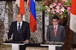 Ngoại trưởng Nhật Bản Taro Kono (phải) và người đồng cấp Nga Sergey Lavrov tại cuộc họp báo ở Tokyo ngày 31/5/2019. (Ảnh: AFP/TTXVN)