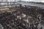 Biển người biểu tình trong Sân bay quốc tế Hong Kong. (Nguồn: Reuters)