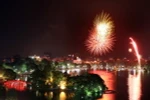 Bắn pháo hoa tại hồ Hoàn Kiếm. (Ảnh: Hoàng Hùng/TTXVN)