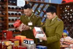 Lực lượng quản lý thị trường tỉnh Điện Biên kiểm tra một cửa hàng kinh doanh rượu, bánh kẹo Tết. (Ảnh: Xuân Tư/TTXVN)