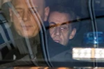 Ông Nicolas Sarkozy (phía sau) đến phiên tòa. (Nguồn: AFP/TTXVN)