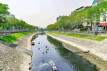 Đoạn sông Tô lịch gần đường Hoàng Quốc Việt, quận Cầu Giấy, Hà Nội được thí điểm xử lý ô nhiễm bằng công nghệ Nano Bioreactor. (Ảnh: Minh Hiếu/Vietnam+)