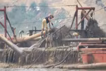 Lợi dụng “tấm bùa” nạo vét, doanh nghiệp đã ngang nhiên sử dụng tàu hút cát công suất lớn để “rút ruột” lòng sông Hồng. (Ảnh: PV/Vietnam+)