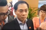 Thứ trưởng Bộ Ngoại giao Bùi Thanh Sơn chia sẻ với báo chí bên hành lang Quốc hội. (Ảnh: PV/Vietnam+)