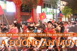 Người dân Thủ đô từ khắp mọi nơi đổ về khu vực trung tâm ăn mừng chiến thắng của U23 Việt Nam. (Ảnh: Hoàng Hiếu/TTXVN)