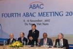 Ông Hoàng Văn Dũng, Chủ tịch ABAC 2017 (giữa), chủ trì buổi họp báo. Ảnh: TTXVN