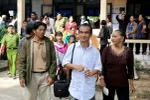 Ông Huỳnh Văn Nén vui vẻ khi Tòa án Nhân dân tỉnh Bình Thuận xin lỗi công khai. (Ảnh: Nguyễn Thanh/TTXVN)