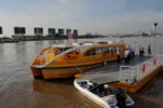 Tàu vận tải hành khách đường sông tại bến Bạch Đằng. (Ảnh: An Hiếu/TTXVN)
