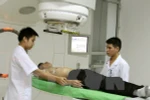 Xạ trị cho một bệnh nhân tại Bệnh viện Đa khoa tỉnh Phú Thọ. (Nguồn: TTXVN)