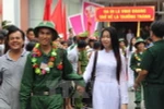 Người thân tiễn các thanh niên lên đường nhập ngũ. (Ảnh: Xuân Dự/TTXVN)