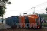 Xe container bị lật, hàng chục ngàn lít dầu tràn ra đường