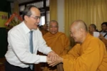 Chủ tịch Ủy ban Mặt trận Tổ quốc Việt Nam Nguyễn Thiện Nhân thăm, chúc mừng Hội đồng Trị sự Giáo Hội Phật giáo Việt Nam tại TP.HCM. (Ảnh: Thanh Vũ/TTXVN)