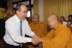 Chủ tịch Ủy ban Mặt trận Tổ quốc Việt Nam Nguyễn Thiện Nhân thăm, chúc mừng Hội đồng Trị sự Giáo Hội Phật giáo Việt Nam tại TP.HCM. (Ảnh: Thanh Vũ/TTXVN)