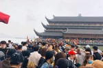 'Biển người' chen chân tại chùa Tam Chúc. (Ảnh: Tiền Phong)