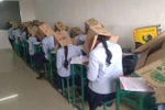 Các sinh viên phải đội thùng carton lên đầu khi làm bài thi.
